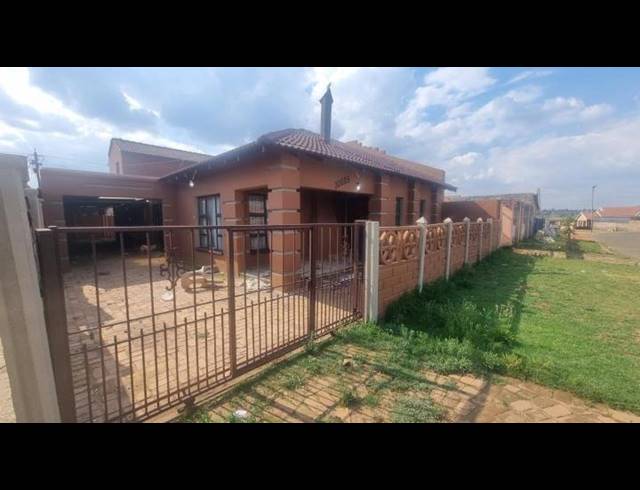 4 BEDROOM HOUSE FOR SALE IN LENASIA EXT 13
